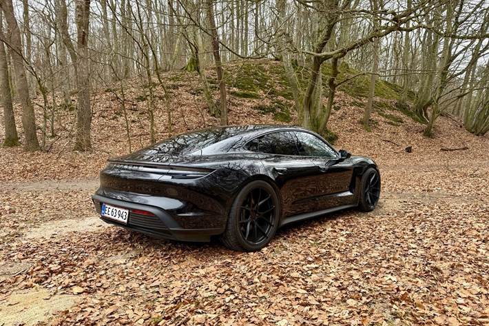 Sort Porsche Taycan fra 2021