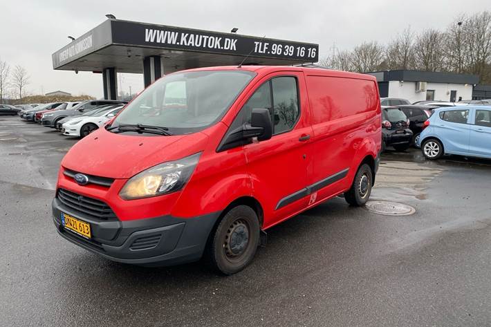 Rød Ford Transit Custom fra 2013 set udefra