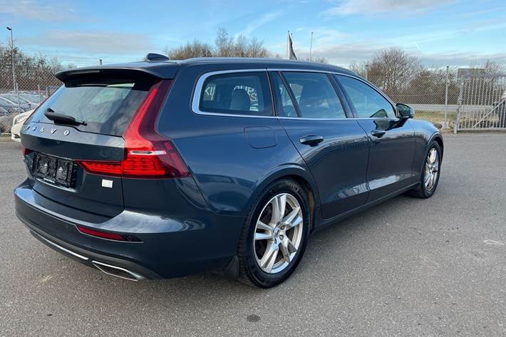 Blå Volvo V60 fra 2021