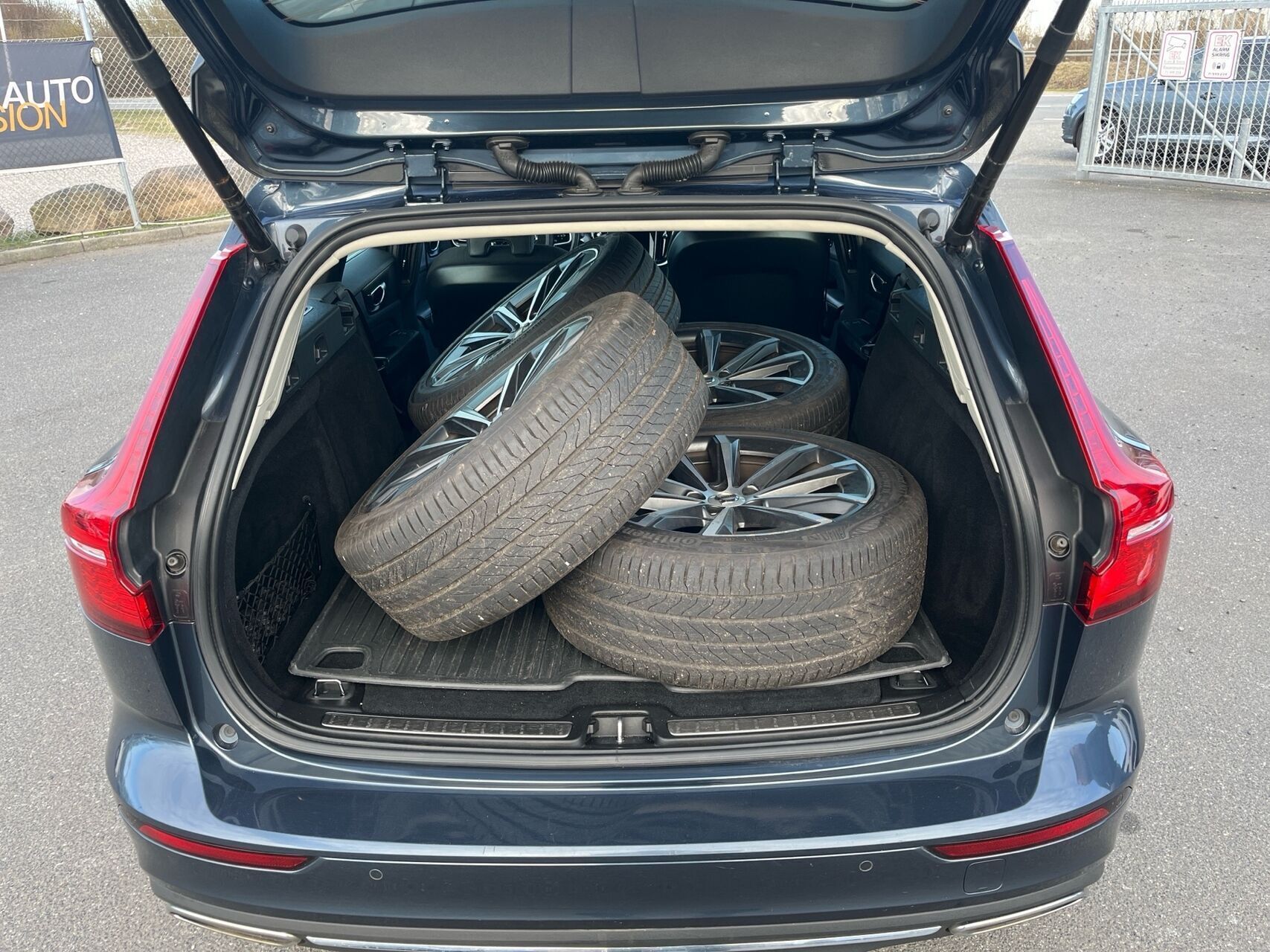 Blå Volvo V60 fra 2021