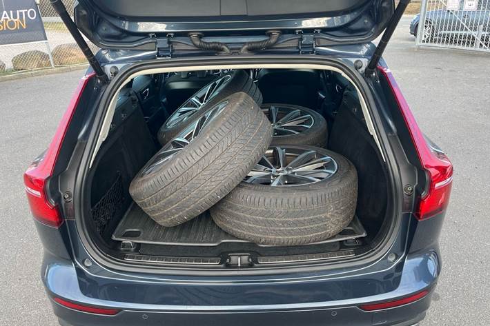 Blå Volvo V60 fra 2021