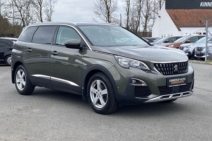 Grøn Peugeot 5008 fra 2020
