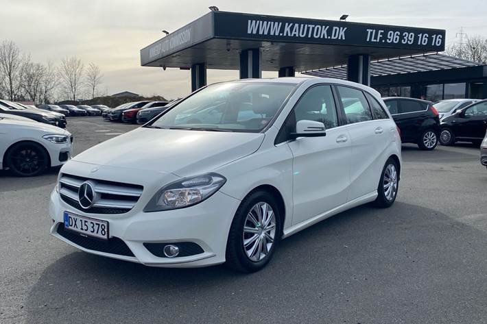 Hvid Mercedes B200 fra 2014 set udefra