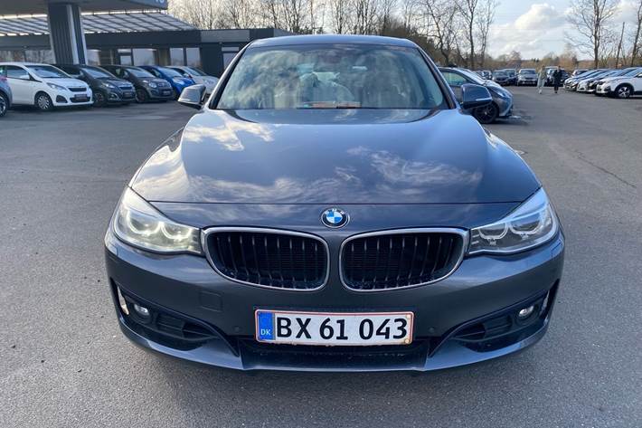Sort BMW 325d fra 2014 set udefra