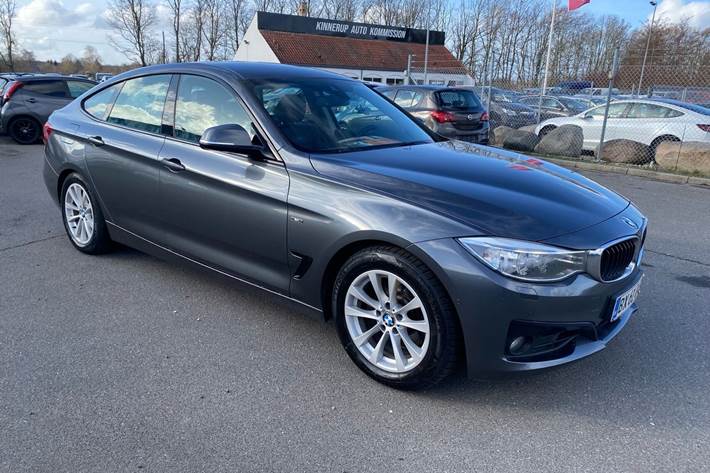Sort BMW 325d fra 2014 set udefra
