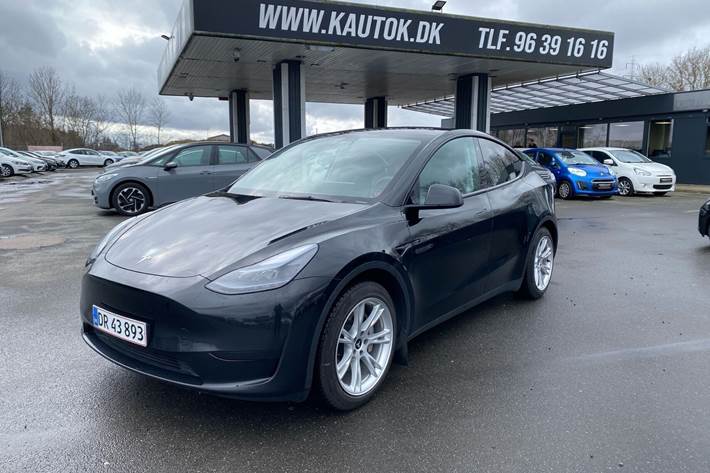 Sort Tesla Model Y fra 2023 set udefra