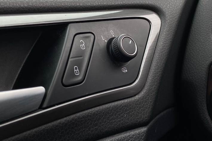 Grå VW Golf fra 2016