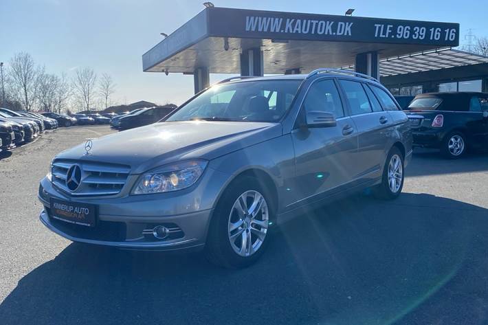 Sølv Mercedes C220 d fra 2008 set udefra