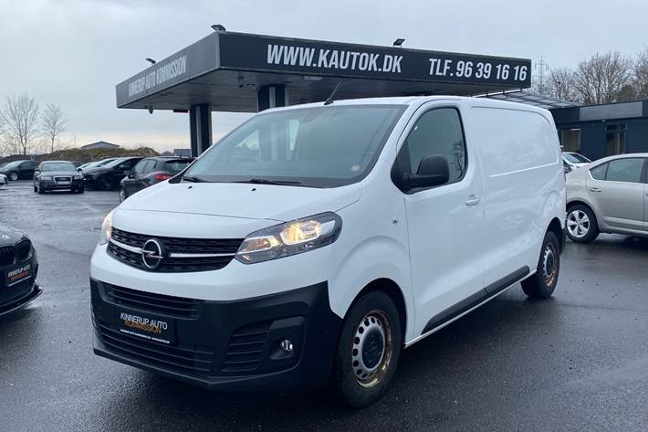 Hvid Opel Vivaro fra 2021 set udefra