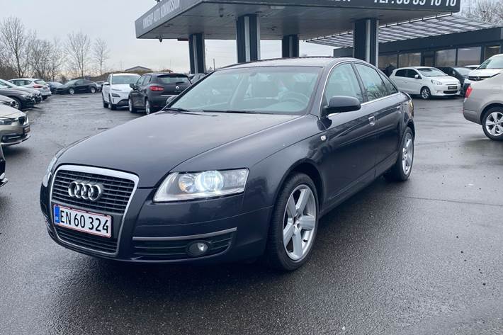 Sort Audi A6 fra 2004 set udefra