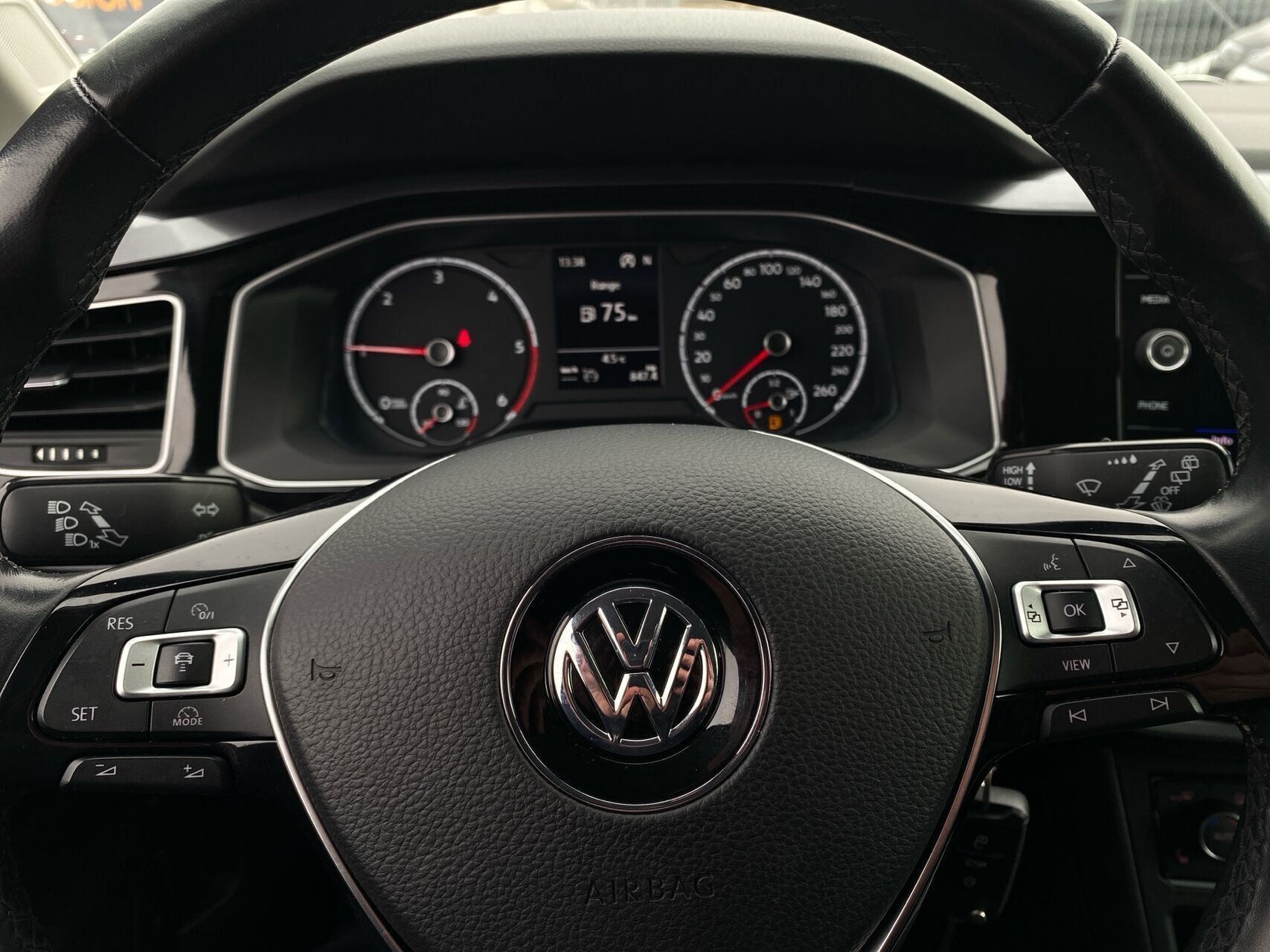 Grå VW Polo fra 2019