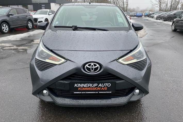 Grå Toyota Aygo fra 2021