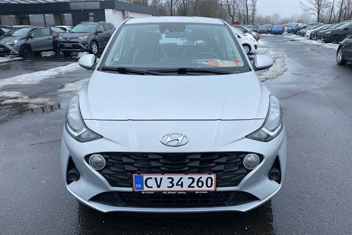 Sølv Hyundai i10 fra 2021