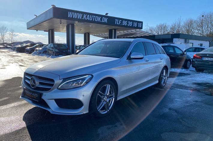 Sølv Mercedes C220 d fra 2015 set udefra