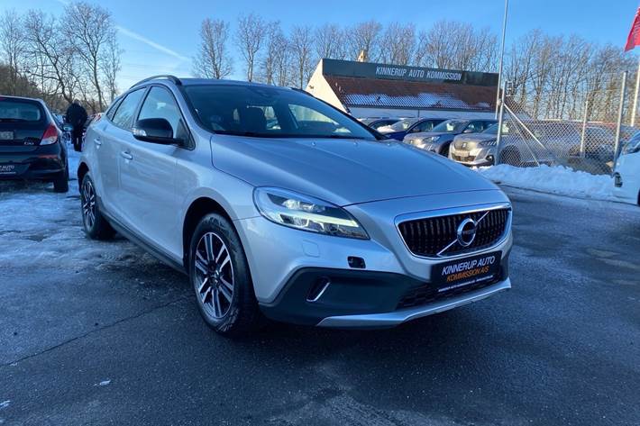 Sølv Volvo V40 Cross Country fra 2018 set udefra