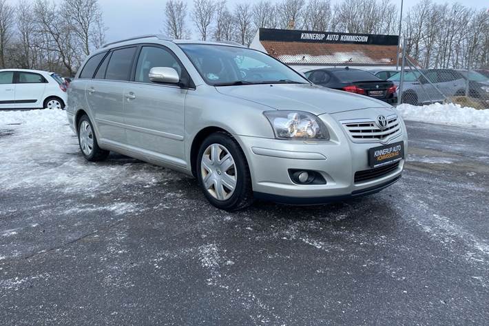 Sølv Toyota Avensis fra 2008