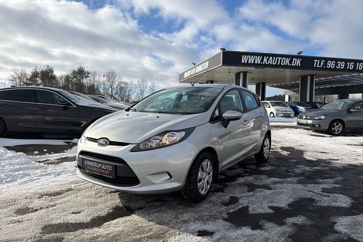 Sølv Ford Fiesta fra 2011 set udefra