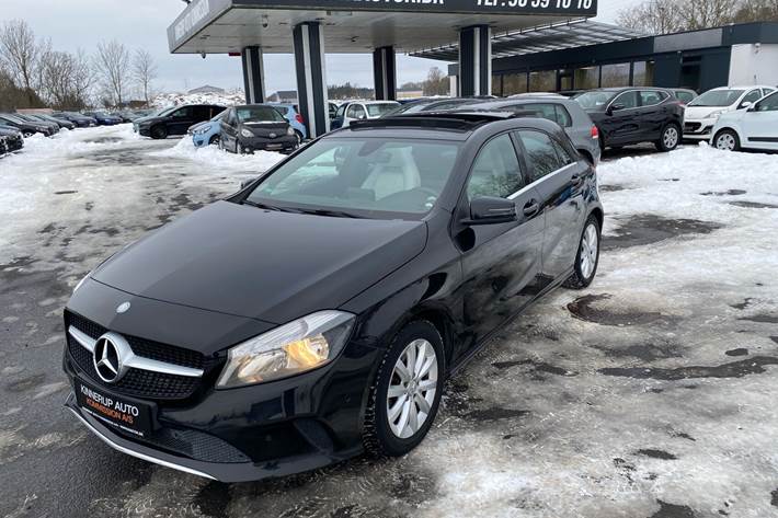 Sort Mercedes A180 fra 2016 set udefra