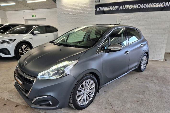Grå Peugeot 208 fra 2018 set udefra
