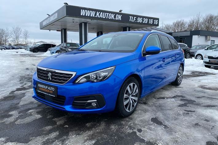 Blå Peugeot 308 fra 2021 set udefra