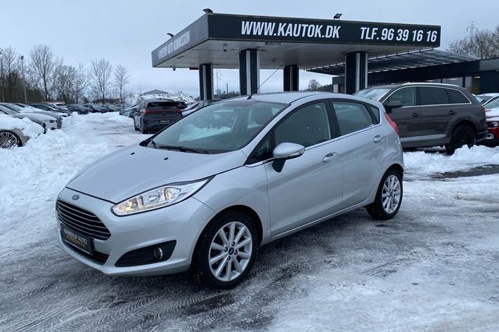 Sølv Ford Fiesta fra 2017 set udefra