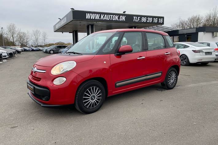 Rød Fiat 500L fra 2013 set udefra