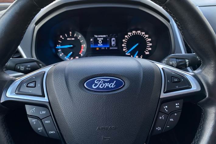 Blå Ford Galaxy fra 2016