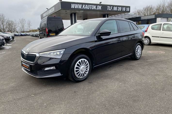 Sort Skoda Scala fra 2022 set udefra