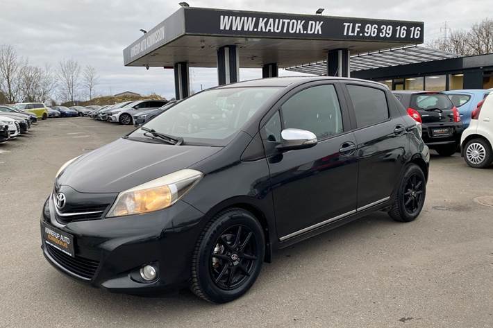 Sort Toyota Yaris fra 2014 set udefra
