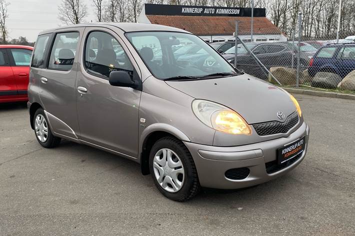 undefined Toyota Yaris Verso fra 2003 set udefra