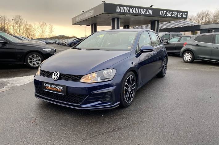 Blå VW Golf fra 2013 set udefra