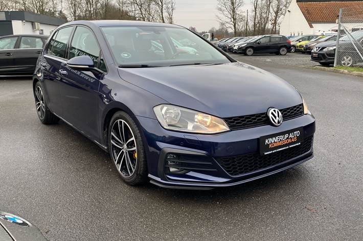 Blå VW Golf fra 2013