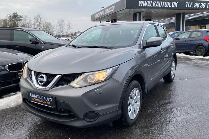 Grå Nissan Qashqai fra 2015 set udefra