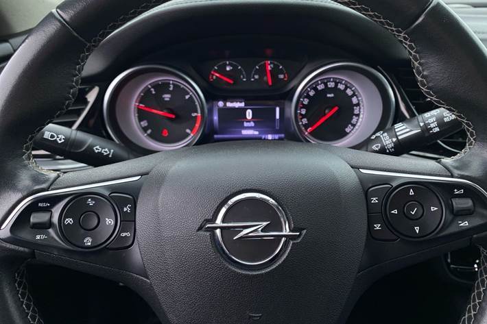 Hvid Opel Insignia fra 2018