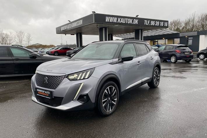 Grå Peugeot e-2008 fra 2020 set udefra
