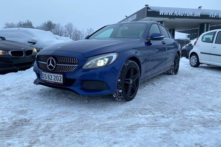 Blå Mercedes C220 d fra 2014 set udefra