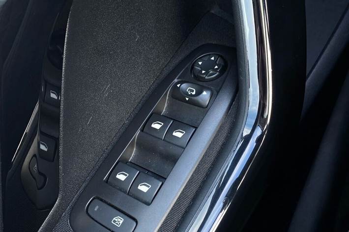 Sort Peugeot 208 fra 2017