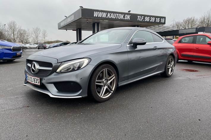 Grå Mercedes C180 fra 2015 set udefra