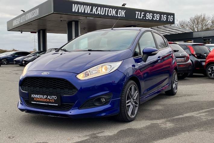 Blå Ford Fiesta fra 2016 set udefra