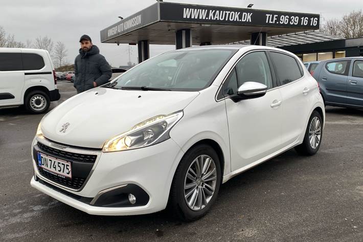 Hvid Peugeot 208 fra 2018 set udefra