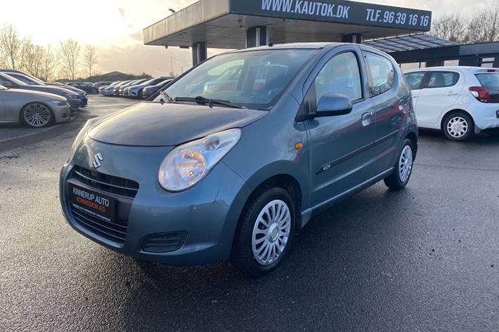 Blå Suzuki Alto fra 2009 set udefra