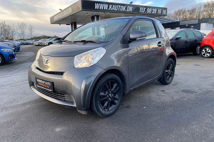 Grå Toyota iQ fra 2013 set udefra