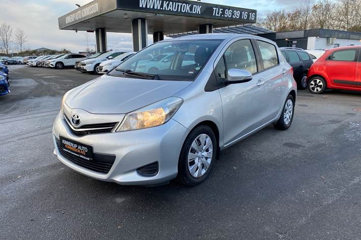 Sølv Toyota Yaris fra 2014 set udefra