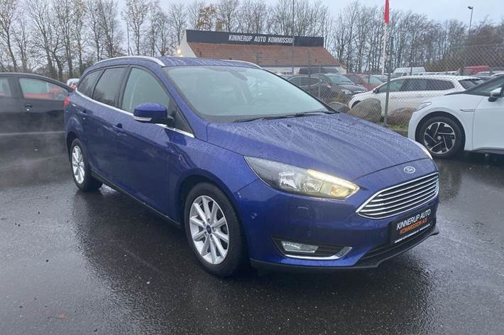 Blå Ford Focus fra 2017