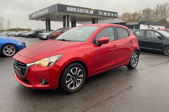Rød Mazda 2 fra 2016 set udefra