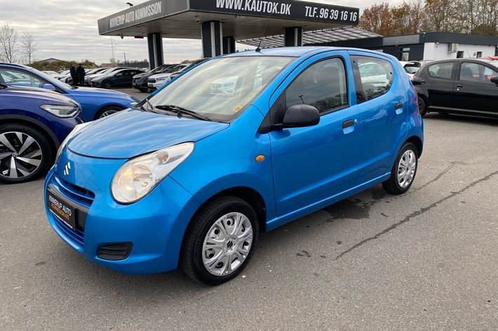 Blå Suzuki Alto fra 2012 set udefra