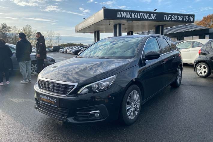 Sort Peugeot 308 fra 2018 set udefra