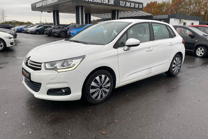 Hvid Citroën C4 fra 2016 set udefra