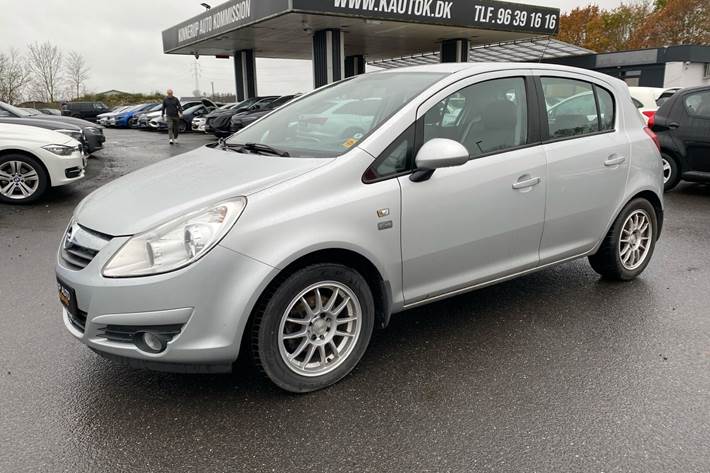 Sølv Opel Corsa fra 2009 set udefra