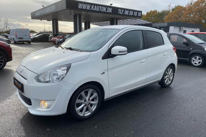 Hvid Mitsubishi Space Star fra 2015 set udefra